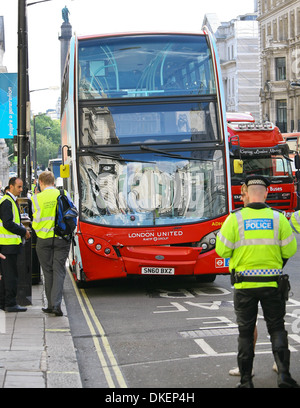 Bus stürzt in Restaurant auf Regent Street A Doppeldecker-Bus und einem Lieferwagen prallte ein Restaurant im Regent Street Nr. 94-bus Stockfoto