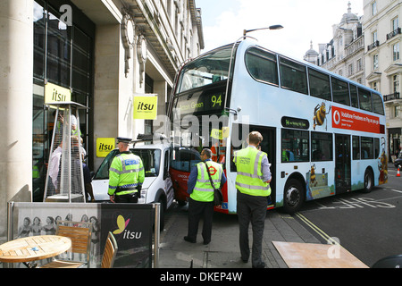 Bus stürzt in Restaurant auf Regent Street A Doppeldecker-Bus und einem Lieferwagen prallte ein Restaurant im Regent Street Nr. 94-bus Stockfoto