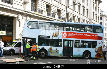 Bus stürzt in Restaurant auf Regent Street A Doppeldecker-Bus und einem Lieferwagen prallte ein Restaurant im Regent Street Nr. 94-bus Stockfoto