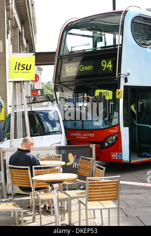 Bus stürzt in Restaurant auf Regent Street A Doppeldecker-Bus und einem Lieferwagen prallte ein Restaurant im Regent Street Nr. 94-bus Stockfoto