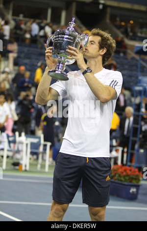 Andy Murray (Schottland) küsst uns Open Trophy US Open 2012 Herren Finale - Novak Djokovic (Serbien) gegen Andy Murray (Schottland)- Stockfoto