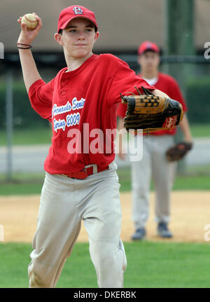 HT 306949 thom cards 1 2 (03.06.2009 Frühling Hügel) Jared Arnold wirft den Ball um das Infield mit Teamkollegen Mittwoch Nachmittag (6/3). Der Westen Hernando Little League senior Division Kardinäle sind die vierte Mannschaft in fünf Jahren, dass WHLL das Bezirk Top-Team-Turnier zu gewinnen. (Kredit-Bild: © St. Petersburg Times / ZUMA Press) Stockfoto