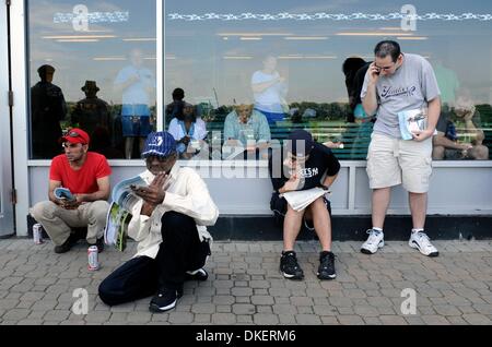 6. Juni 2009 studieren - Elmont, New York, USA - Fans den Tag Rennen Karte am Belmont Park vor heute Nachmittag laufen die 141. laufen die Belmont Stakes.  (Kredit-Bild: © Bryan Smith/ZUMA Press) Einschränkungen: * New York City Zeitungen Rechte heraus * Stockfoto