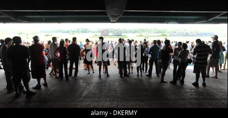 6. Juni 2009 - Elmont, New York, USA - Fans blicken auf Belmont Park vor heute Nachmittag laufen die 141. laufen die Belmont Stakes.  (Kredit-Bild: © Bryan Smith/ZUMA Press) Einschränkungen: * New York City Zeitungen Rechte heraus * Stockfoto