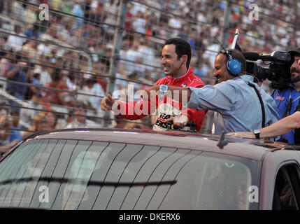 6. Juni 2009 - Dallas, Texas, Vereinigte Staaten von Amerika - HELIO CASTRONEVES treibt die #3 Team Penske Dallara Honda, winkt den Fans bei der Bombardier Learjet 550 k auf dem Texas Motor Speedway in Fort Worth (Credit-Bild: © Albert Pena/Southcreek EMI/ZUMA Press) Stockfoto