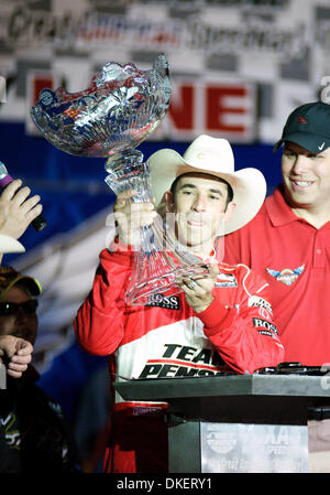 6. Juni 2009 - Dallas, Texas, USA - Team Penske Treiber HELIO CASTRONEVES akzeptiert die Trophäe nach seinem Sieg bei der Bombardier Learjet 550 k auf dem Texas Motor Speedway in Fort Worth, Texas. (Kredit-Bild: © Albert Pena/Southcreek EMI/ZUMA Press) Stockfoto