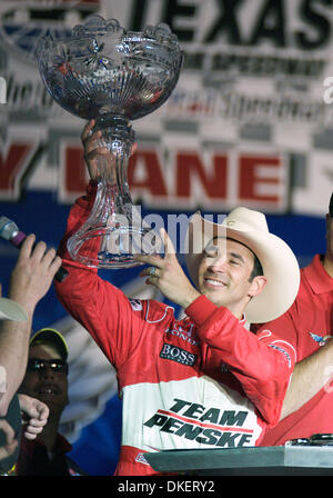 6. Juni 2009 - Dallas, Texas, USA - Team Penske Treiber HELIO CASTRONEVES akzeptiert die Trophäe nach seinem Sieg bei der Bombardier Learjet 550 k auf dem Texas Motor Speedway in Fort Worth, Texas. (Kredit-Bild: © Albert Pena/Southcreek EMI/ZUMA Press) Stockfoto