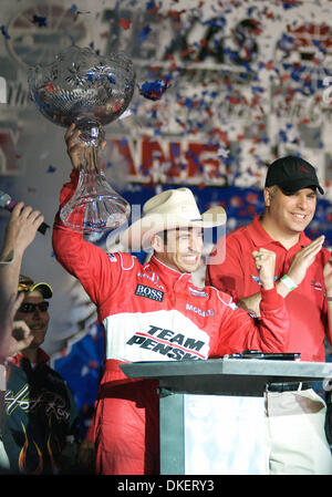 6. Juni 2009 - Dallas, Texas, USA - Team Penske Treiber HELIO CASTRONEVES akzeptiert die Trophäe nach seinem Sieg bei der Bombardier Learjet 550 k auf dem Texas Motor Speedway in Fort Worth, Texas. (Kredit-Bild: © Albert Pena/Southcreek EMI/ZUMA Press) Stockfoto