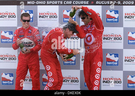 9. August 2009: The Champaign fliegen in der Victory Lane zwischen zweitem Platz Finisher Ryan Briscoe, siegreiche Fahrer Scott Dixon und den dritten Platz Finisher Dario Franchitti nach den Honda Indy 200 auf der Mid-Ohio Sports Car Course in Lexington, OH. (Kredit-Bild: © Southcreek Global/ZUMApress.com) Stockfoto
