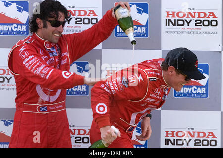 9. August 2009: Dritter Platz Finisher Dario Franchittihe gießt Champagner auf siegreiche Fahrer Scott Dixon nach den Honda Indy 200 auf der Mid-Ohio Sports Car Course in Lexington, OH. (Kredit-Bild: © Southcreek Global/ZUMApress.com) Stockfoto