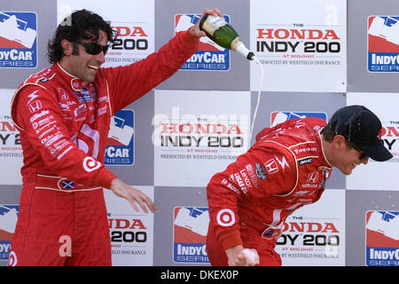 9. August 2009: Dritter Platz Finisher Dario Franchittihe gießt Champagner auf siegreiche Fahrer Scott Dixon nach den Honda Indy 200 auf der Mid-Ohio Sports Car Course in Lexington, OH. (Kredit-Bild: © Southcreek Global/ZUMApress.com) Stockfoto