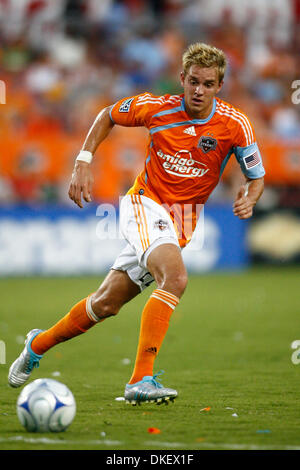 9. August 2009: Houston Dynamo Mittelfeldspieler Stuart Holden (#22) verfolgt den Ball tief in Chicago Fire Territorium.  Houston Dynamo besiegte die Chicago Fire 3-2 im Robertson Stadium in Houston TX. (Kredit-Bild: © Southcreek Global/ZUMApress.com) Stockfoto