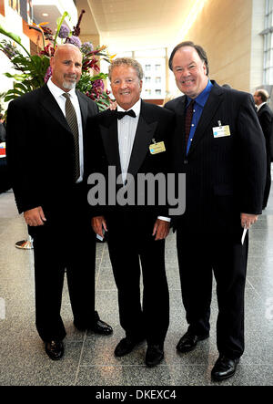 15. August 2009; Raleigh, North Carolina, USA; (L-R) Ringer BILL GOLDBERG, Universität von Houston CoachTOM PENDERS und Schauspieler DENNIS HASKINS kommen bei der Jimmy V Gala helfen, kick-off der Celebrity Golf Classic.  Die schwarze Krawatte Gala fand im Raleigh Convention Center. Jimmy Valvano Foundation hat über 12 Millionen Dollar um Krebsforschung profitieren zu helfen. Trainer Jim Val Stockfoto