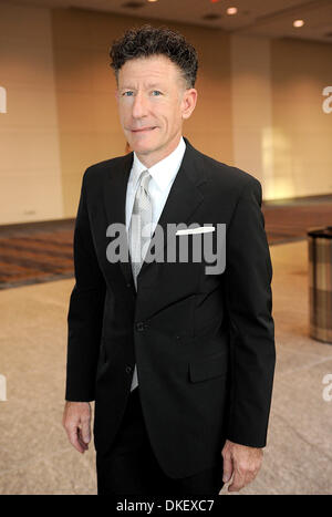 15. August 2009; Raleigh, North Carolina, USA; Musiker LYLE LOVETT kommt bei der Jimmy V Gala helfen, kick-off der Celebrity Golf Classic.  Die schwarze Krawatte Gala fand im Raleigh Convention Center. Jimmy Valvano Foundation hat über 12 Millionen Dollar um Krebsforschung profitieren zu helfen. Trainer Jim Valvano starb 1993 an Krebs und wurde der Kopf Basketballtrainer Stockfoto