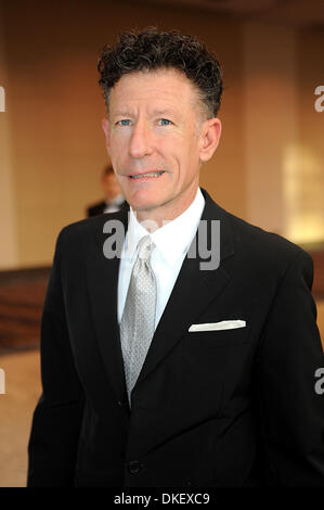 15. August 2009; Raleigh, North Carolina, USA; Musiker LYLE LOVETT kommt bei der Jimmy V Gala helfen, kick-off der Celebrity Golf Classic.  Die schwarze Krawatte Gala fand im Raleigh Convention Center. Jimmy Valvano Foundation hat über 12 Millionen Dollar um Krebsforschung profitieren zu helfen. Trainer Jim Valvano starb 1993 an Krebs und wurde der Kopf Basketballtrainer Stockfoto