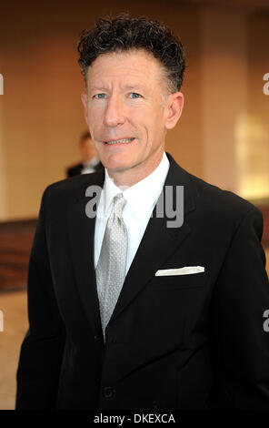 15. August 2009; Raleigh, North Carolina, USA; Musiker LYLE LOVETT kommt bei der Jimmy V Gala helfen, kick-off der Celebrity Golf Classic.  Die schwarze Krawatte Gala fand im Raleigh Convention Center. Jimmy Valvano Foundation hat über 12 Millionen Dollar um Krebsforschung profitieren zu helfen. Trainer Jim Valvano starb 1993 an Krebs und wurde der Kopf Basketballtrainer Stockfoto