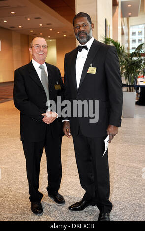 15. August 2009; Raleigh, North Carolina, USA; (L-R) Schauspieler GREGORY ITZIN und DENNIS HAYSBERT erreichen Jimmy V Gala, kick-off der Celebrity Golf Classic zu helfen.  Die schwarze Krawatte Gala fand im Raleigh Convention Center. Jimmy Valvano Foundation hat über 12 Millionen Dollar um Krebsforschung profitieren zu helfen. Trainer Jim Valvano starb 1993 an Krebs und war t Stockfoto