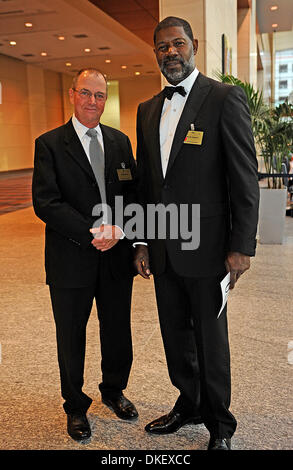 15. August 2009; Raleigh, North Carolina, USA; (L-R) Schauspieler GREGORY ITZIN und DENNIS HAYSBERT erreichen Jimmy V Gala, kick-off der Celebrity Golf Classic zu helfen.  Die schwarze Krawatte Gala fand im Raleigh Convention Center. Jimmy Valvano Foundation hat über 12 Millionen Dollar um Krebsforschung profitieren zu helfen. Trainer Jim Valvano starb 1993 an Krebs und war t Stockfoto