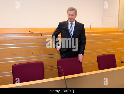 Hannover, Deutschland. 5. Dezember 2013. Der ehemalige deutsche Bundespräsident Christian Wulff steht im Gerichtssaal an das Landgericht Hannover, 5. Dezember 2013. Der ehemalige Bundespräsident Wulff wird mit Gefälligkeiten zu akzeptieren. Foto: JULIAN STRATENSCHULTE/Dpa/Alamy Live News Stockfoto