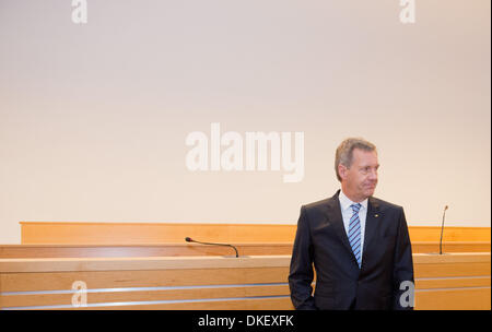 Hannover, Deutschland. 5. Dezember 2013. Der ehemalige deutsche Bundespräsident Christian Wulff steht im Gerichtssaal an das Landgericht Hannover, 5. Dezember 2013. Der ehemalige Bundespräsident Wulff wird mit Gefälligkeiten zu akzeptieren. Foto: JULIAN STRATENSCHULTE/Dpa/Alamy Live News Stockfoto