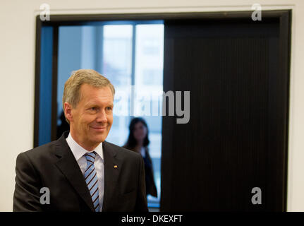 Hannover, Deutschland. 5. Dezember 2013. Der ehemalige deutsche Bundespräsident Christian Wulff steht im Gerichtssaal an das Landgericht Hannover, 5. Dezember 2013. Der ehemalige Bundespräsident Wulff wird mit Gefälligkeiten zu akzeptieren. Foto: JULIAN STRATENSCHULTE/Dpa/Alamy Live News Stockfoto