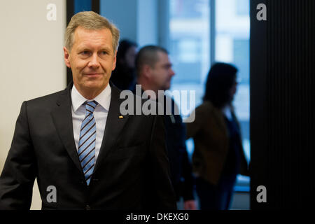 Hannover, Deutschland. 5. Dezember 2013. Der ehemalige deutsche Bundespräsident Christian Wulff steht im Gerichtssaal an das Landgericht Hannover, 5. Dezember 2013. Der ehemalige Bundespräsident Wulff wird mit Gefälligkeiten zu akzeptieren. Foto: JULIAN STRATENSCHULTE/Dpa/Alamy Live News Stockfoto