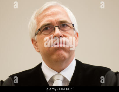 Hannover, Deutschland. 5. Dezember 2013. Vorsitzende Richter Frank Rosenow im Gerichtssaal an das Landgericht Hannover, 5. Dezember 2013 kommt. Der ehemalige Bundespräsident Wulff wird mit Gefälligkeiten zu akzeptieren. Foto: JULIAN STRATENSCHULTE/Dpa/Alamy Live News Stockfoto