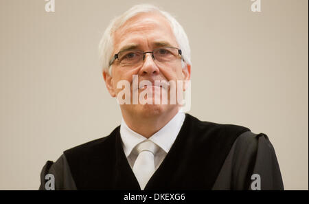 Hannover, Deutschland. 5. Dezember 2013. Vorsitzende Richter Frank Rosenow im Gerichtssaal an das Landgericht Hannover, 5. Dezember 2013 kommt. Der ehemalige Bundespräsident Wulff wird mit Gefälligkeiten zu akzeptieren. Foto: JULIAN STRATENSCHULTE/Dpa/Alamy Live News Stockfoto