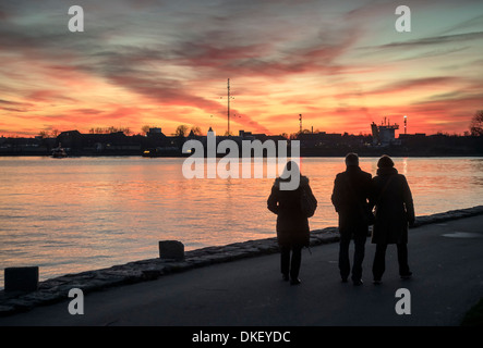 Schleusen am Ausgang der Nord-Ostsee-Kanal bei Sonnenuntergang, Deutschland Stockfoto