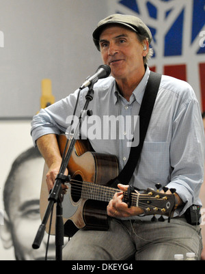 James Taylor Besuche "Organisation für Amerika" Kampagne Büro von US-Präsident Barack Obama Hollywood Florida - 14.09.12 Stockfoto