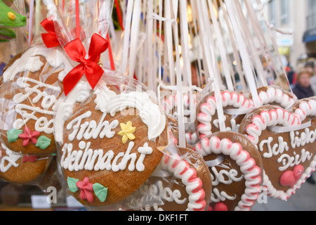 Lebkuchenherzen auf einem Weihnachtsmarkt in Deutschland Stockfoto