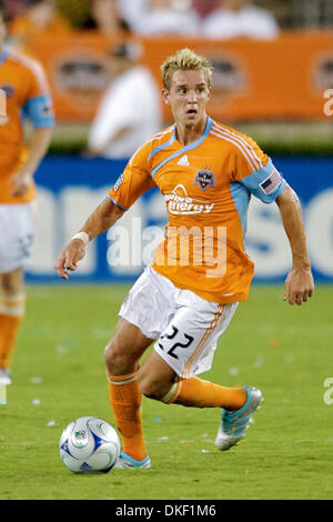 9. August 2009: Houston Dynamo Mittelfeldspieler Stuart Holden (#22) steuert den Ball im Mittelfeld.  Houston Dynamo besiegte die Chicago Fire 3-2 im Robertson Stadium in Houston TX. (Kredit-Bild: © Southcreek Global/ZUMApress.com) Stockfoto