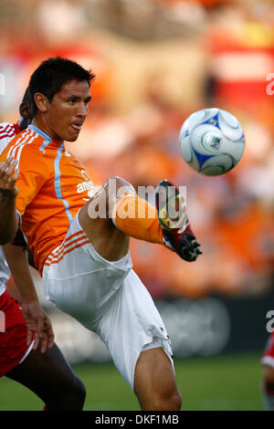 9. August 2009: Houston Dynamo nach vorn Brian Ching (#25) geht der Ball.  Houston Dynamo besiegte die Chicago Fire 3-2 im Robertson Stadium in Houston TX. (Kredit-Bild: © Southcreek Global/ZUMApress.com) Stockfoto