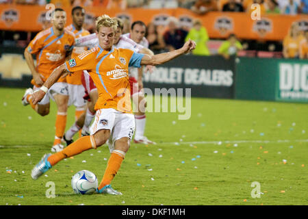 9. August 2009: Houston Dynamo Mittelfeldspieler Stuart Holden (#22) nimmt das Spiel zu gewinnen Elfmeter.  Houston Dynamo besiegte die Chicago Fire 3-2 im Robertson Stadium in Houston TX. (Kredit-Bild: © Southcreek Global/ZUMApress.com) Stockfoto