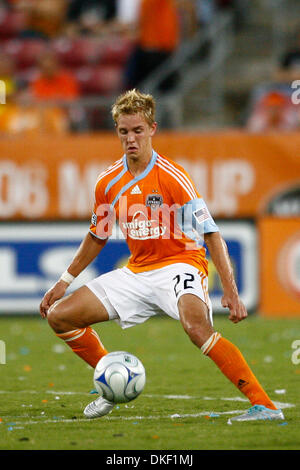 9. August 2009: Houston Dynamo Mittelfeldspieler Stuart Holden (#22) fängt einen Pass an Midfeild.  Houston Dynamo besiegte die Chicago Fire 3-2 im Robertson Stadium in Houston TX. (Kredit-Bild: © Southcreek Global/ZUMApress.com) Stockfoto