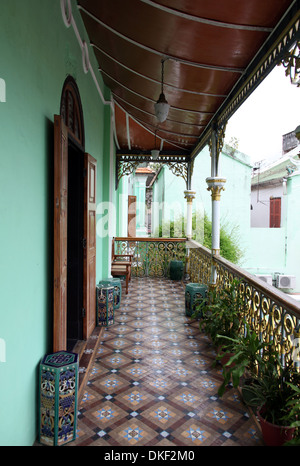 Es ist ein Foto von einem chinesischen Herrenhaus in Penang in Malaysia. Wir sehen, Flur, Treppe, Balkon im alten Stil Stockfoto