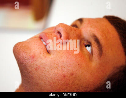 26. Juni 2009 wählen - Norman, Oklahoma, USA - Los Angeles Clippers Blake Griffin als die Nummer eins 2009 Draft-Pick. Bild: 17. Dezember 2008 - Norman, Oklahoma, USA - University of Oklahoma Basketballspieler BLAKE GRIFFIN in seiner Wohnung in einem Interview mit USA Today. (Kredit-Bild: © Shane Abschrägung/ZUMA Press) Stockfoto