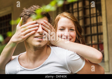 Junge Frau Freund die Augen bedecken Stockfoto