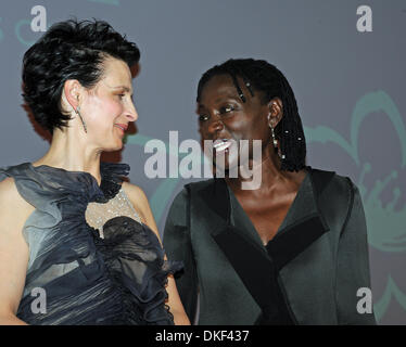 München, Deutschland. 4. Dezember 2013. Französische Schauspielerin Juliette Binoche und Auma Obama (R) an den Postpalast Vorträge während der Gala zur Feier des Barbara-Day in München, Deutschland, 4. Dezember 2013. Eine Süßigkeiten Hersteller Intiated Germa-weiten Kampagne, einen Euro für jede Kirsche Zweig Bündel im Rahmen des Barbara Day zu spenden. Foto: Ursula Düren/Dpa/Alamy Live News Stockfoto