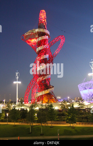 Der ArcelorMittal Orbit am Abend, entworfen von Sir Anish Kapoor und Cecil Balmond engineering Gruppe Arup. Stockfoto