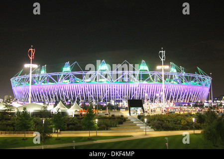 Das Olympiastadion leuchtet im Laufe des Abends. Stockfoto
