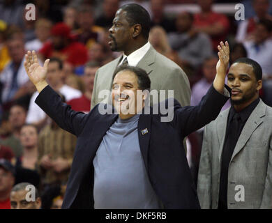 22. Mai 2009 reagiert - Orlando, Florida, USA - Orlando-Cheftrainer STAN VAN GUNDY auf einen Anruf von den Schiedsrichtern während die Magie 96-95-Niederlage gegen die Cleveland Cavaliers in Spiel zwei der Ostern Conference Finals in Quicken Loans Arena in Cleveland, OH, Freitag, 22. Mai 2009. (Kredit-Bild: © Gary W. Green/Orlando Sentinel/ZUMA Press) Einschränkungen: * Daytona und Online-Rechte * Stockfoto