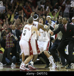 22. Mai 2009 feiern - Cleveland, Ohio, USA - The Cleveland Cavaliers LEBRON JAMES Summer schlagen drei Zeiger in ihre 96-95-Sieg über die Orlando Magic in Spiel zwei der Ostern Conference Finals in Quicken Loans Arena in Cleveland, OH, Freitag, 22. Mai 2009. (Kredit-Bild: © Gary W. Green/Orlando Sentinel/ZUMA Press) Einschränkungen: * Daytona und Online-Rechte * Stockfoto