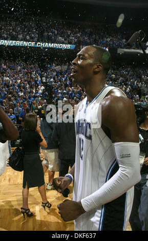 30. Mai 2009 feiert Orlando - Orlando, Florida, USA - Center DWIGHT HOWARD (12), nachdem die Magie Cleveland Cavaliers in Spiel sechs von der Eastern Conference Finals in der Amway Arena in Orlando, FL Samstag, 30. Mai 2009 zu schlagen. (Kredit-Bild: © Gary W. Green/Orlando Sentinel/ZUMA Press) Einschränkungen: * Daytona und Online-Rechte * Stockfoto