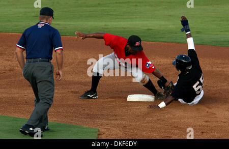 San Antonio Luis Durango ist am zweiten Mittwoch Abend im Wolff-Stadion verdrängt wie Frisco Roughrider Marcus Lemon das Tag macht. JOHN DAVENPORT/jdavenport@express-news.net (Credit-Bild: © San Antonio Express-News/ZUMA Press) Stockfoto