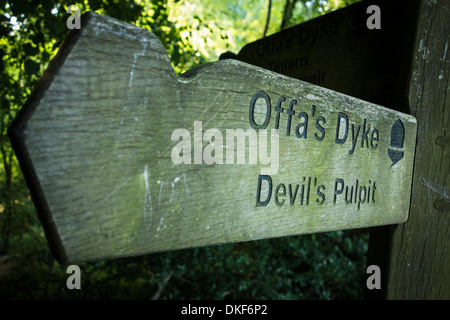 Wegweiser für Offa es Dyke und des Teufels Kanzel in Wye Valley, England Stockfoto