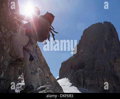 Bergsteiger auf Felswand, Brenta-Dolomiten, Italien Stockfoto