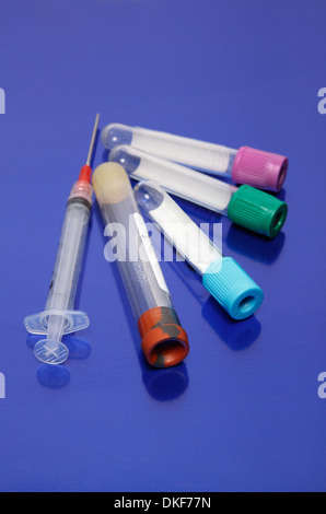 Blut Probenentnahmekit: Spritze und Farbe codiert Vacutainer Blutentnahmeröhrchen Stockfoto