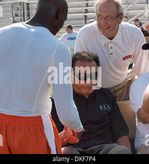 Bengals Chad Ochocinco, links und schüttelte Hände mit Muhammad Ali, mit Georgetown College-Präsident William H. Crouch Jr. rechts, Mittwoch, 17. Juni 2009 bei den Cincinnati Bengals Trainingslager in Georgetown, Kentucky  Boxlegende Muhammed Ali, wollte ein Fan von ESPN "Hard Knocks", die Bengals zu treffen, damit er das Team Trainingslager besucht. .. Foto von David Perry | Personal (Credit Ima Stockfoto