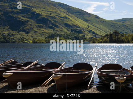 Boote zum Verleih an Ullswater im Lake District National Park, Cumbria, England, Großbritannien, Vereinigtes Königreich. Stockfoto